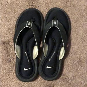 Nike Sandals (Size 8)